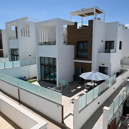 House By United Renters 빌라 *