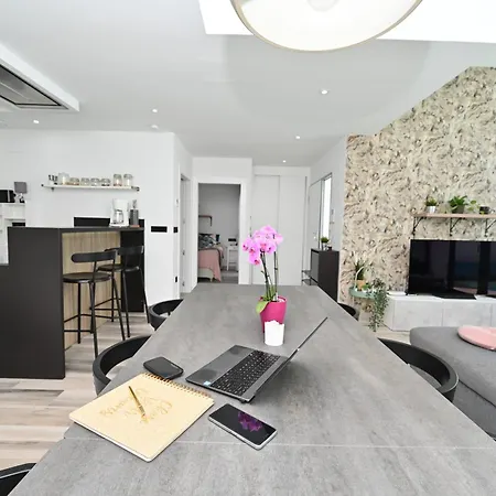 House By United Renters * 또레비에하
